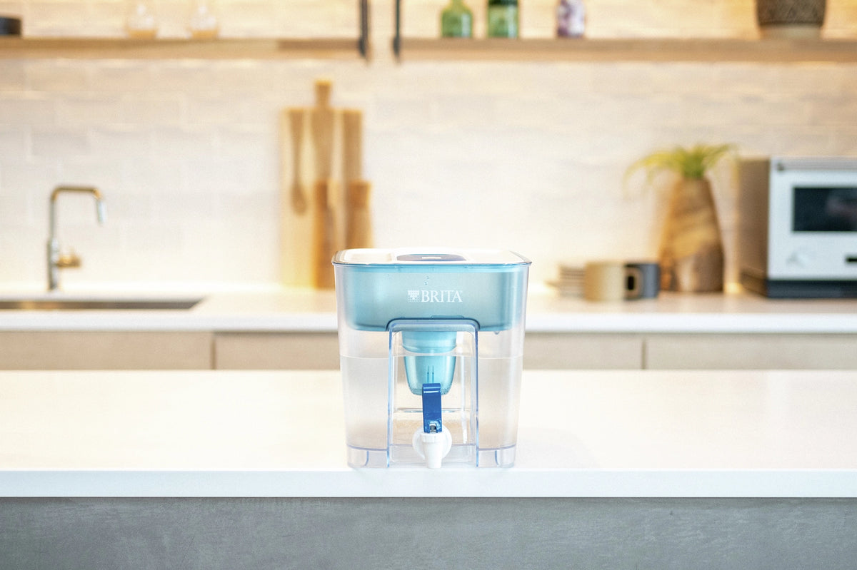 Video laden: Rectangular tabletop water filter shown from multiple angles