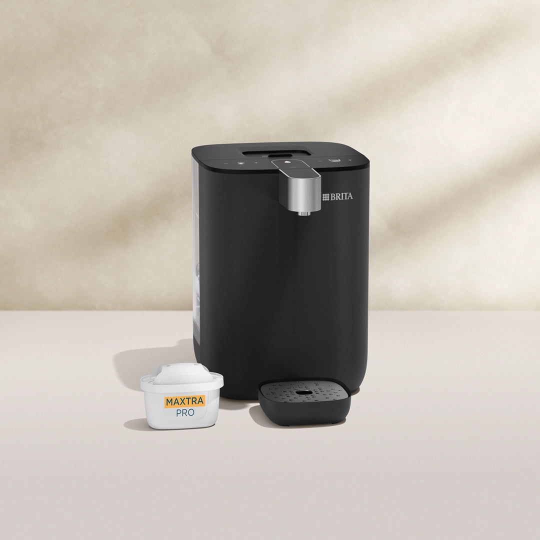 BRITA YOURCE mini in het zwart op een beige achtergrond