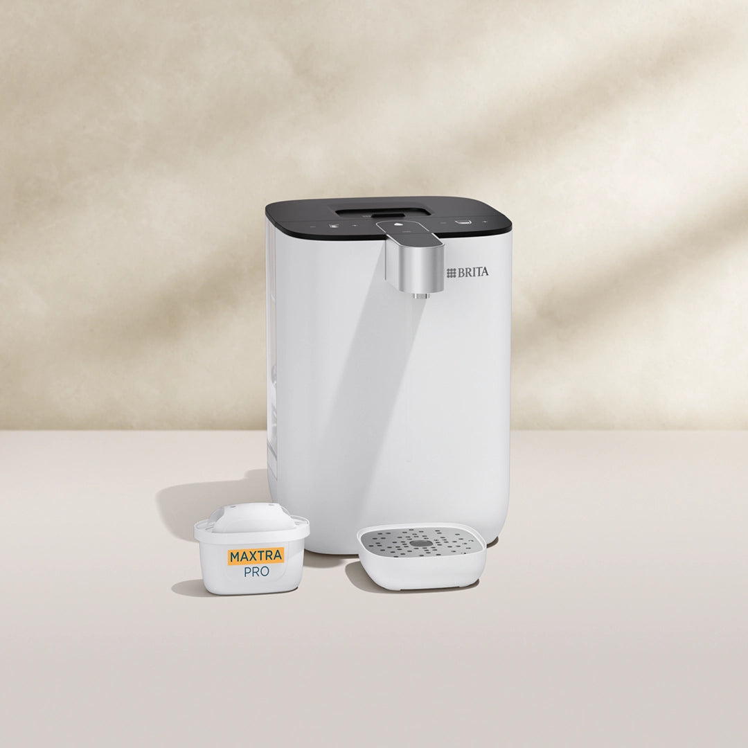 BRITA YOURCE mini in het wit op een beige achtergrond