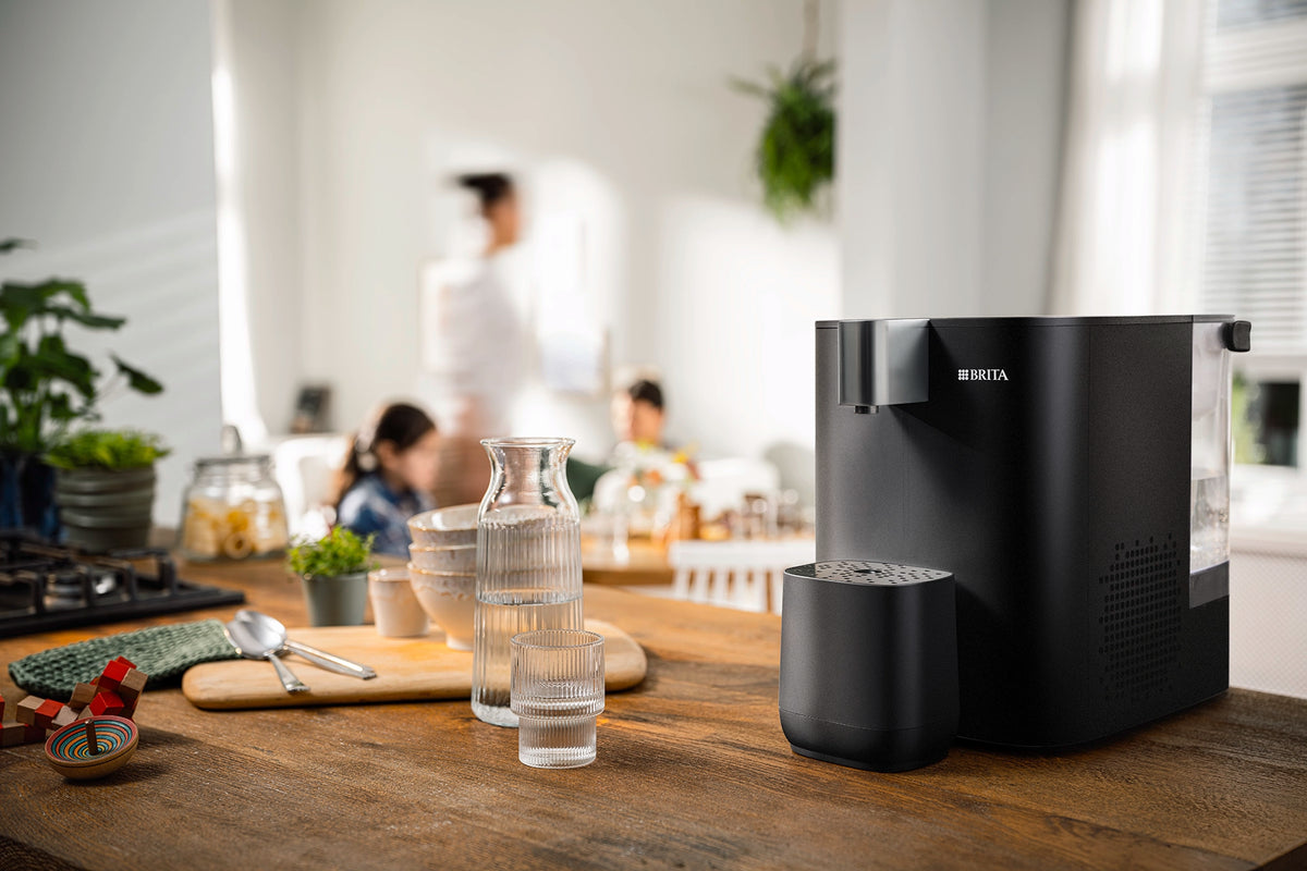 Video laden: Water dispenser for hot and cold water shown from multiple angles